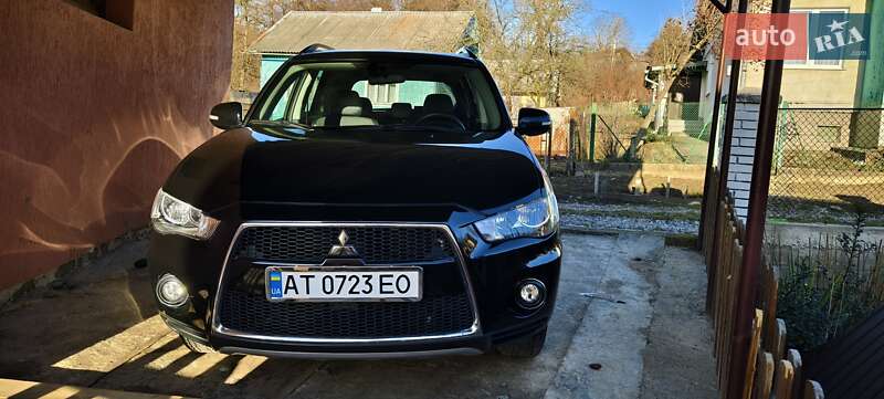Внедорожник / Кроссовер Mitsubishi Outlander XL 2011 в Калуше