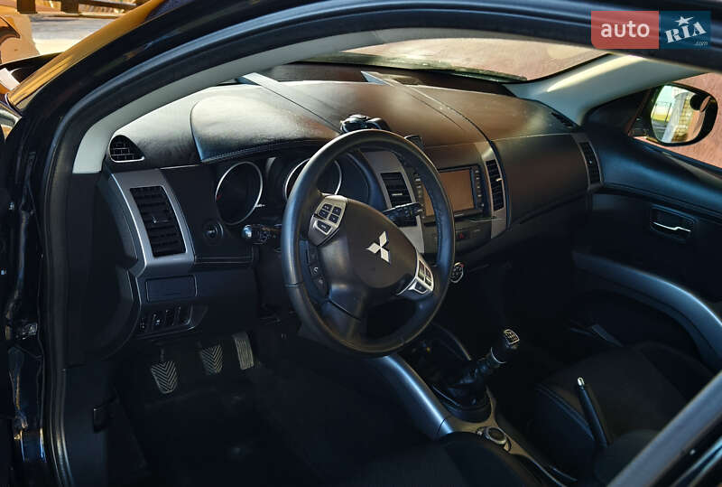 Внедорожник / Кроссовер Mitsubishi Outlander XL 2011 в Калуше