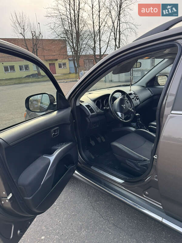 Позашляховик / Кросовер Mitsubishi Outlander XL 2011 в Львові фото 9 Позашляховик / Кросовер Mitsubishi Outlander XL 2011 в Львові