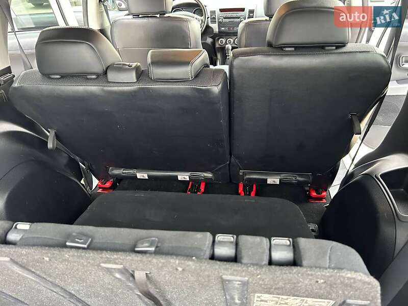 Внедорожник / Кроссовер Mitsubishi Outlander XL 2010 в Ивано-Франковске