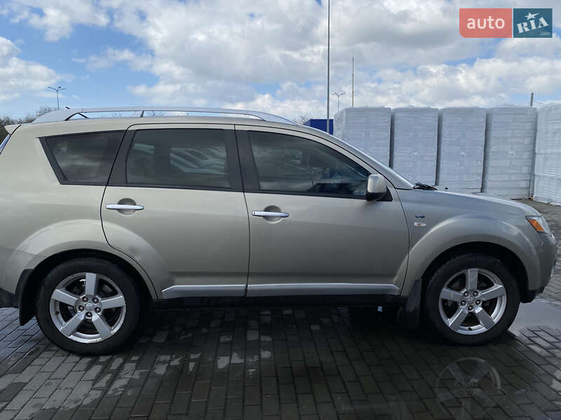 Позашляховик / Кросовер Mitsubishi Outlander XL 2008 в Миколаєві