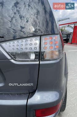 Внедорожник / Кроссовер Mitsubishi Outlander XL 2010 в 