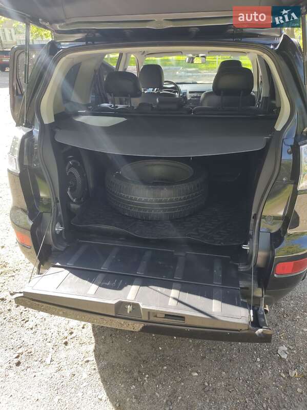 Позашляховик / Кросовер Mitsubishi Outlander XL 2009 в Чернігові