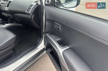 Внедорожник / Кроссовер Mitsubishi Outlander XL 2010 в 