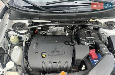Внедорожник / Кроссовер Mitsubishi Outlander XL 2010 в 