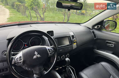 Позашляховик / Кросовер Mitsubishi Outlander XL 2011 в 