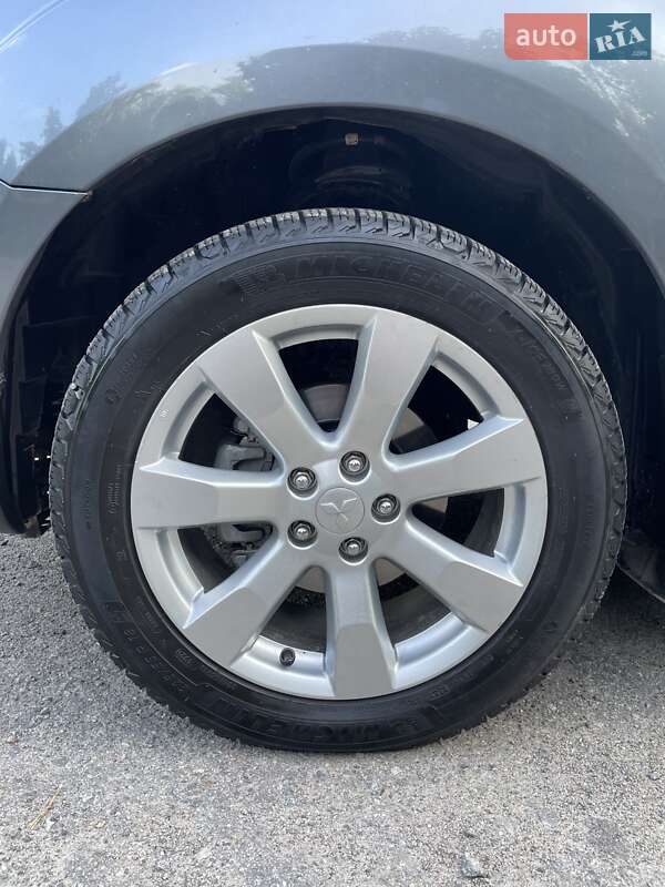 Внедорожник / Кроссовер Mitsubishi Outlander XL 2011 в Виннице