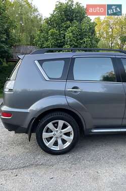 Внедорожник / Кроссовер Mitsubishi Outlander XL 2011 в 