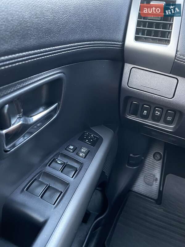 Внедорожник / Кроссовер Mitsubishi Outlander XL 2011 в Виннице