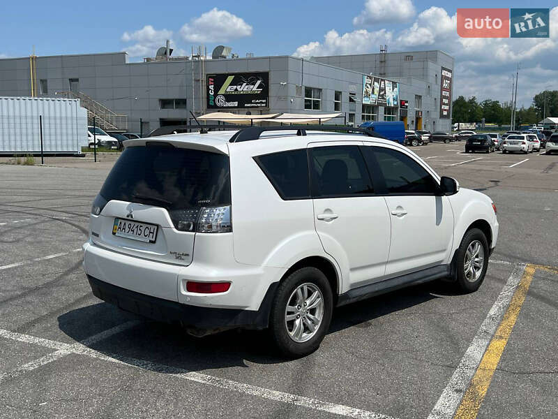 Позашляховик / Кросовер Mitsubishi Outlander XL 2011 в Києві