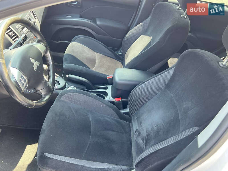 Позашляховик / Кросовер Mitsubishi Outlander XL 2011 в Києві