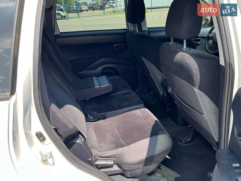 Позашляховик / Кросовер Mitsubishi Outlander XL 2011 в Києві