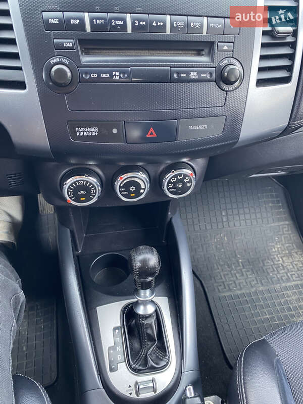 Позашляховик / Кросовер Mitsubishi Outlander XL 2012 в Луцьку