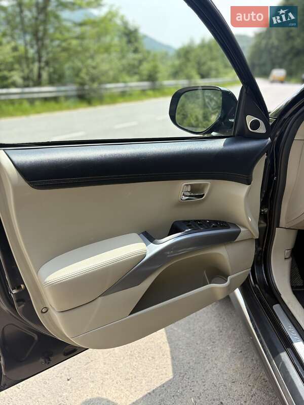 Внедорожник / Кроссовер Mitsubishi Outlander XL 2010 в Черновцах