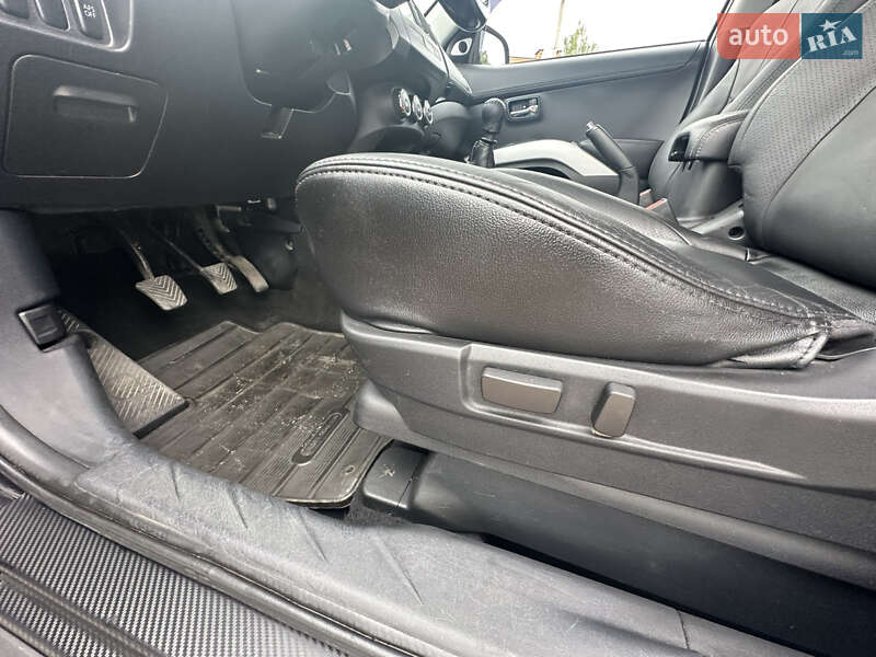 Внедорожник / Кроссовер Mitsubishi Outlander XL 2010 в Нежине