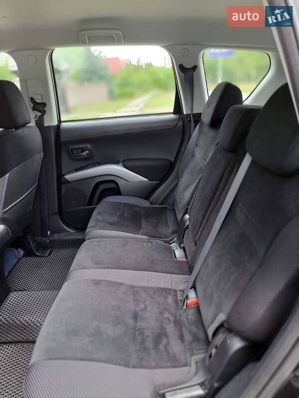 Внедорожник / Кроссовер Mitsubishi Outlander XL 2010 в Вараше