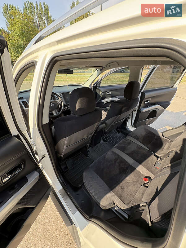 Позашляховик / Кросовер Mitsubishi Outlander XL 2010 в Запоріжжі