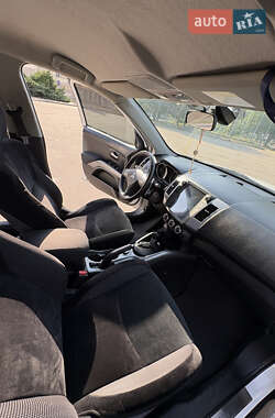 Внедорожник / Кроссовер Mitsubishi Outlander XL 2010 в 
