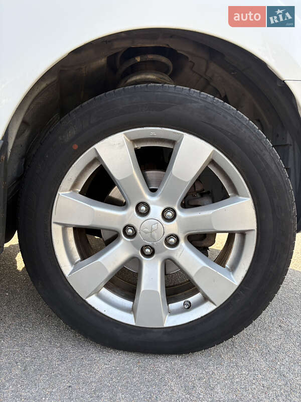 Позашляховик / Кросовер Mitsubishi Outlander XL 2010 в Запоріжжі