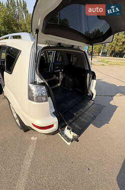 Внедорожник / Кроссовер Mitsubishi Outlander XL 2010 в 