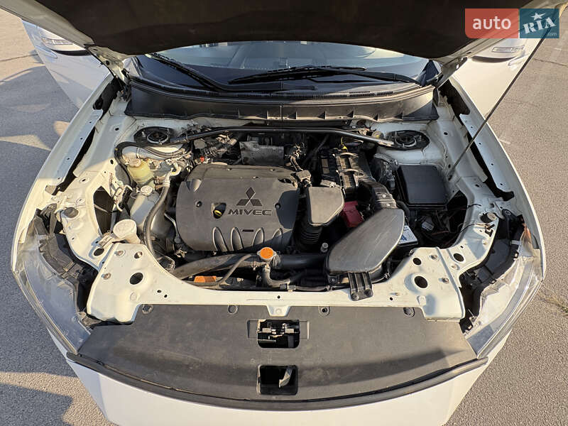 Позашляховик / Кросовер Mitsubishi Outlander XL 2010 в Запоріжжі