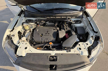 Внедорожник / Кроссовер Mitsubishi Outlander XL 2010 в 