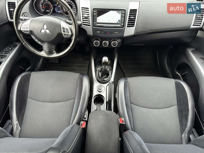 Позашляховик / Кросовер Mitsubishi Outlander XL 2011 в Житомирі
