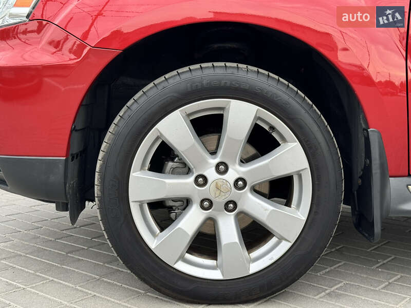Позашляховик / Кросовер Mitsubishi Outlander XL 2011 в Житомирі