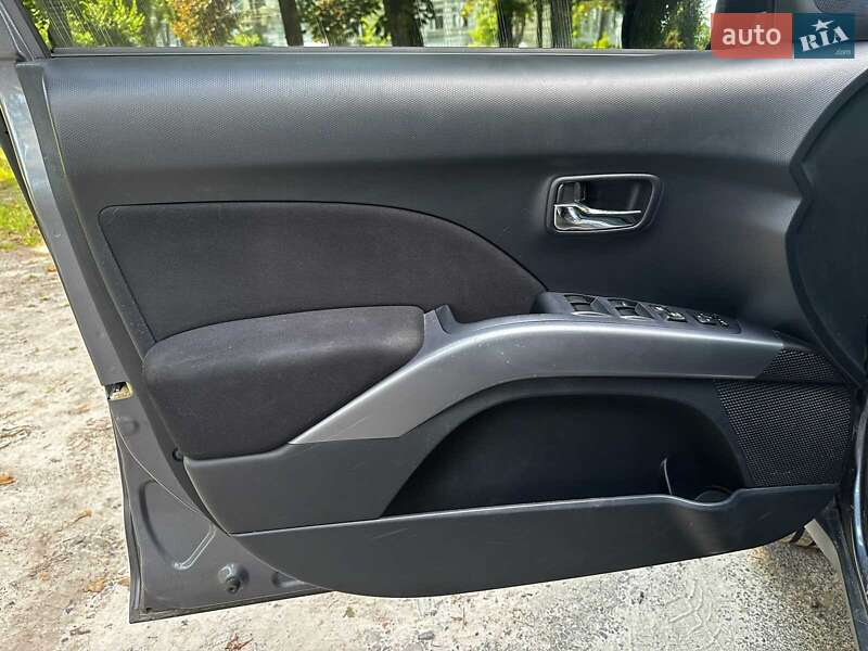 Внедорожник / Кроссовер Mitsubishi Outlander XL 2007 в Киеве