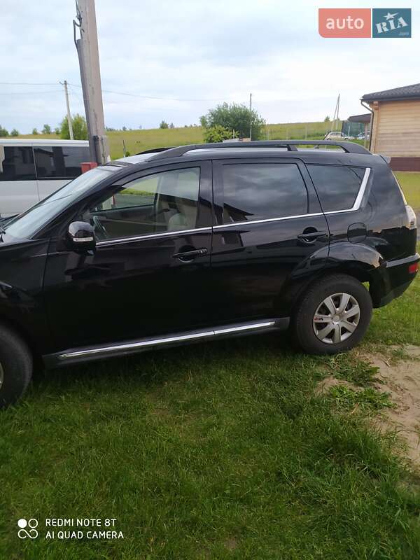 Внедорожник / Кроссовер Mitsubishi Outlander XL 2012 в Луцке