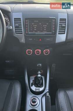 Внедорожник / Кроссовер Mitsubishi Outlander XL 2010 в 