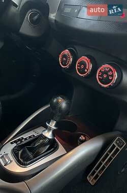 Внедорожник / Кроссовер Mitsubishi Outlander XL 2010 в 
