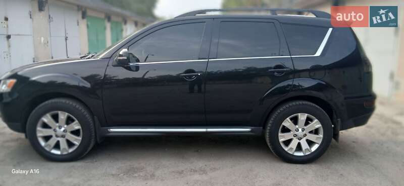 Позашляховик / Кросовер Mitsubishi Outlander XL 2011 в Кам'янському