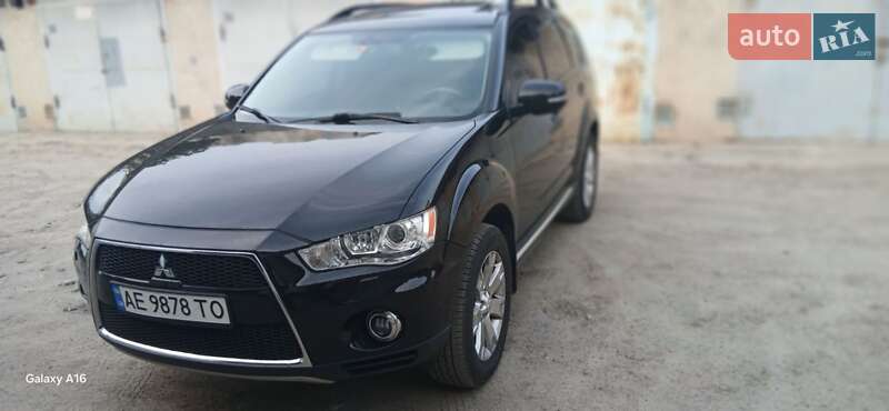 Позашляховик / Кросовер Mitsubishi Outlander XL 2011 в Кам'янському