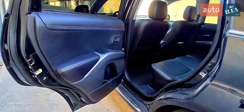 Позашляховик / Кросовер Mitsubishi Outlander XL 2011 в Кам'янському