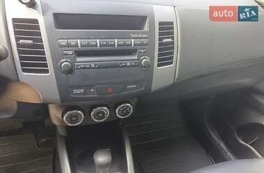 Внедорожник / Кроссовер Mitsubishi Outlander XL 2010 в 