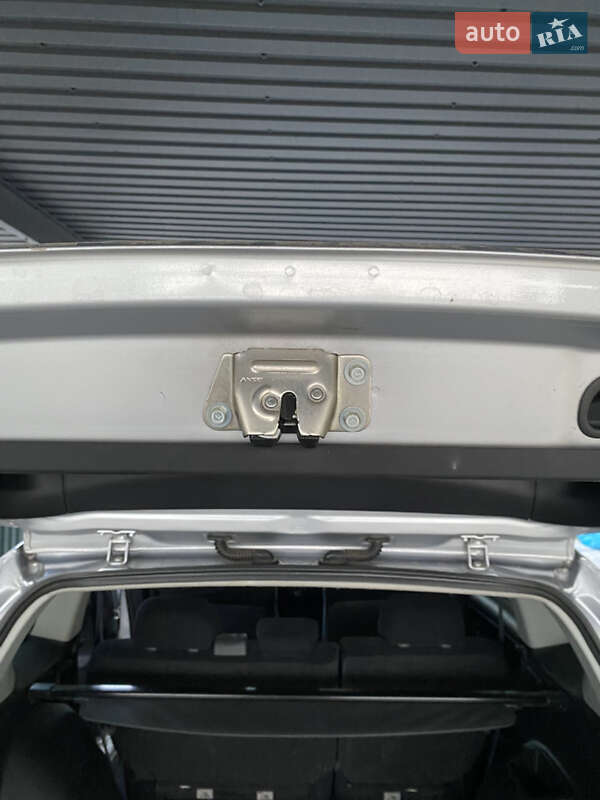 Внедорожник / Кроссовер Mitsubishi Outlander XL 2012 в Александрие