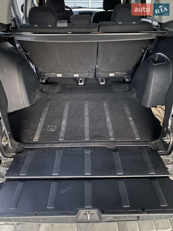 Внедорожник / Кроссовер Mitsubishi Outlander XL 2012 в Александрие