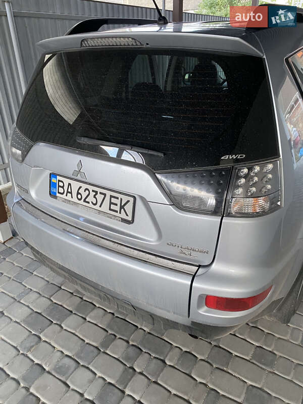 Внедорожник / Кроссовер Mitsubishi Outlander XL 2012 в Александрие