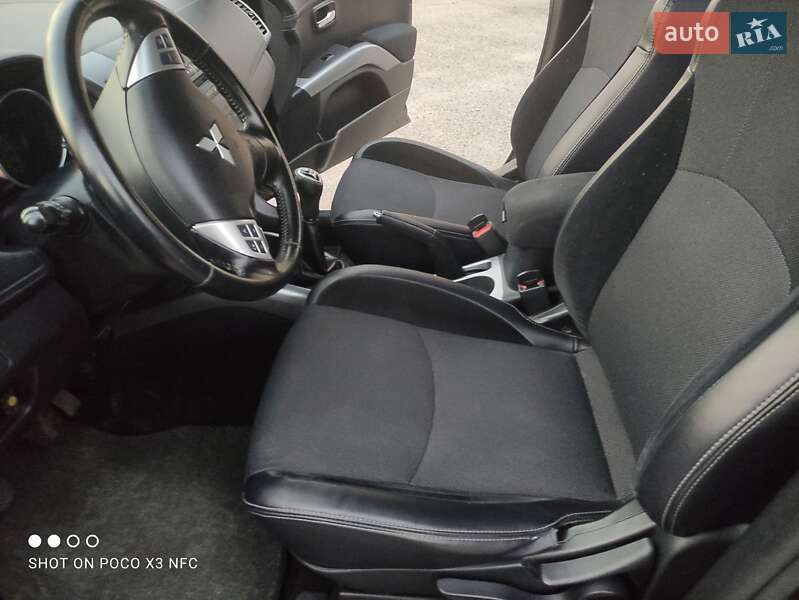 Внедорожник / Кроссовер Mitsubishi Outlander XL 2011 в Змиеве