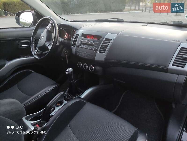 Внедорожник / Кроссовер Mitsubishi Outlander XL 2011 в Змиеве