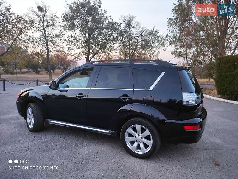 Внедорожник / Кроссовер Mitsubishi Outlander XL 2011 в Змиеве