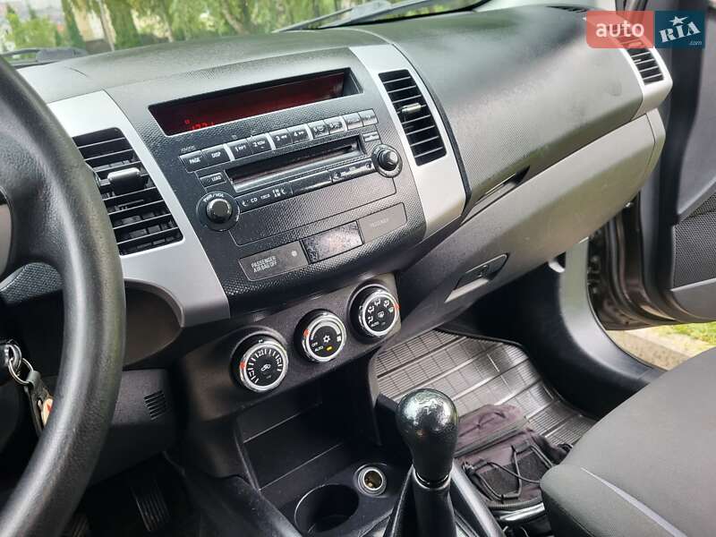 Внедорожник / Кроссовер Mitsubishi Outlander XL 2010 в Хмельницком