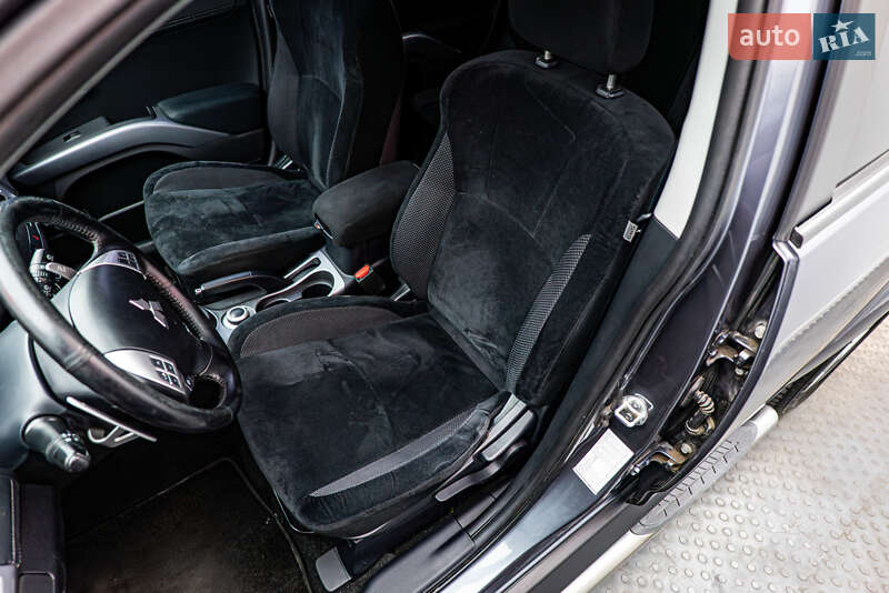 Внедорожник / Кроссовер Mitsubishi Outlander XL 2010 в Киеве