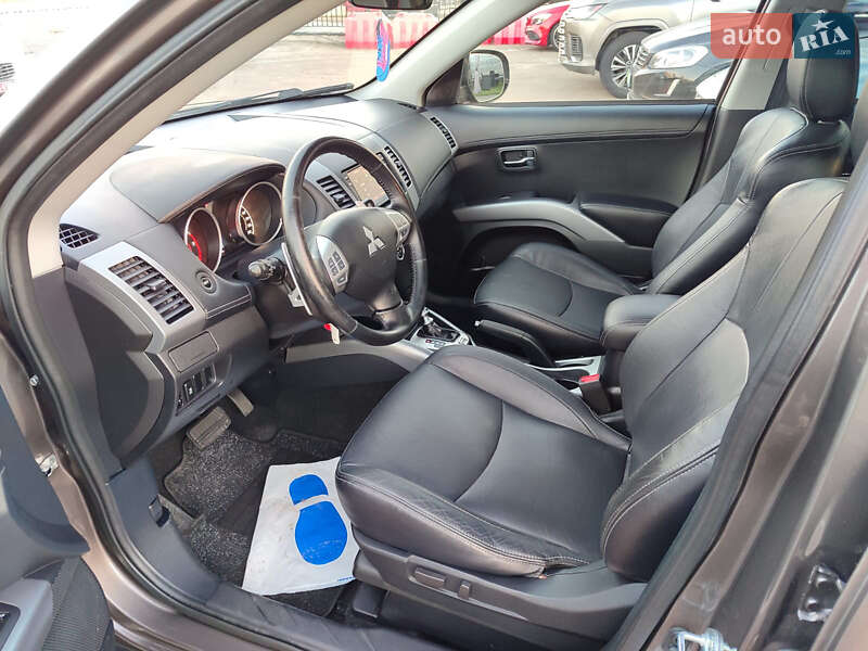 Позашляховик / Кросовер Mitsubishi Outlander XL 2010 в Києві
