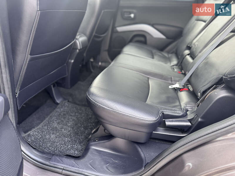 Позашляховик / Кросовер Mitsubishi Outlander XL 2010 в Києві