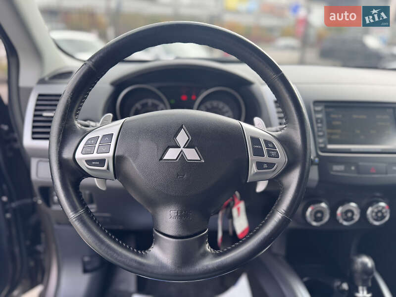 Позашляховик / Кросовер Mitsubishi Outlander XL 2010 в Києві