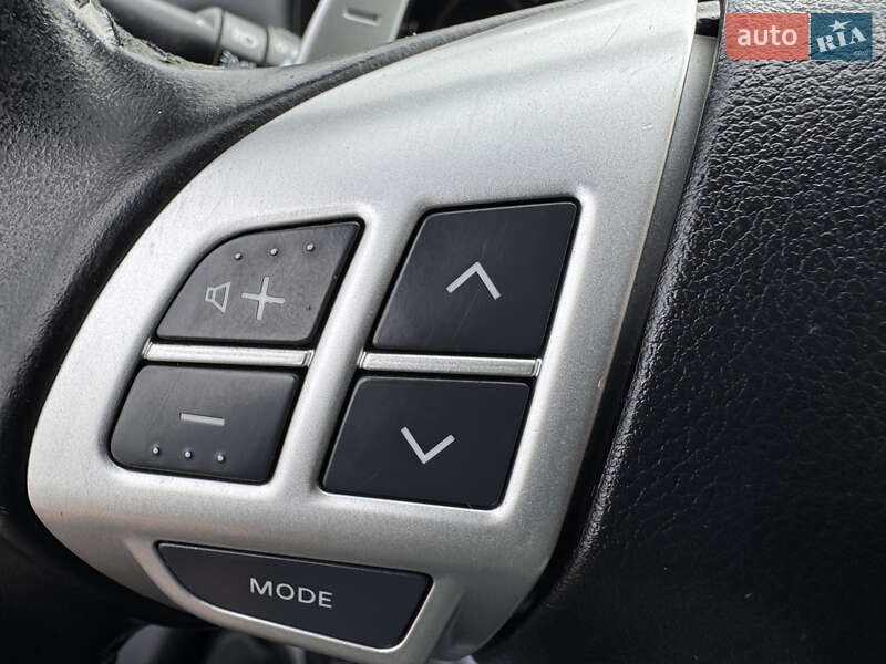 Позашляховик / Кросовер Mitsubishi Outlander XL 2010 в Києві