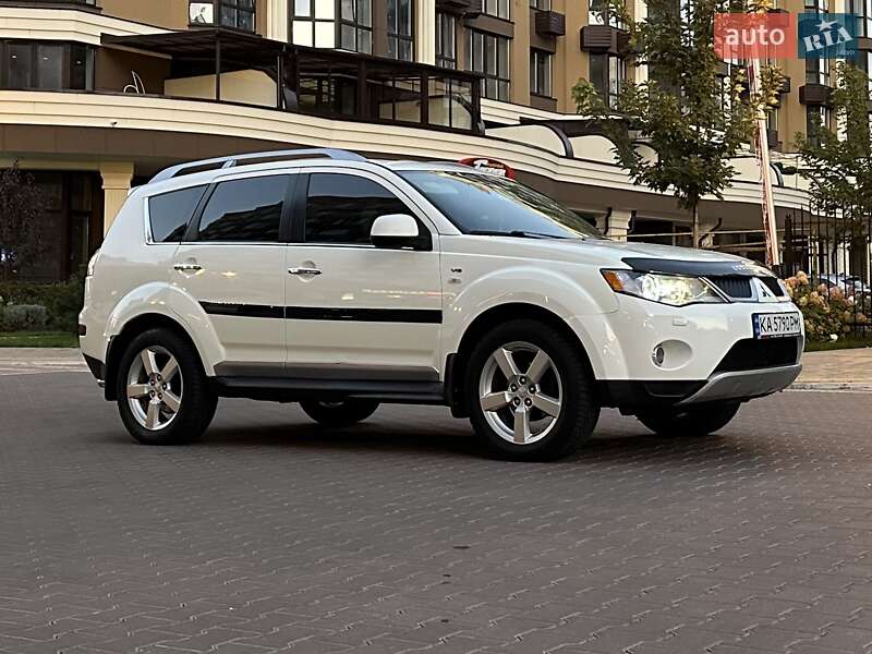 Позашляховик / Кросовер Mitsubishi Outlander XL 2010 в Києві
