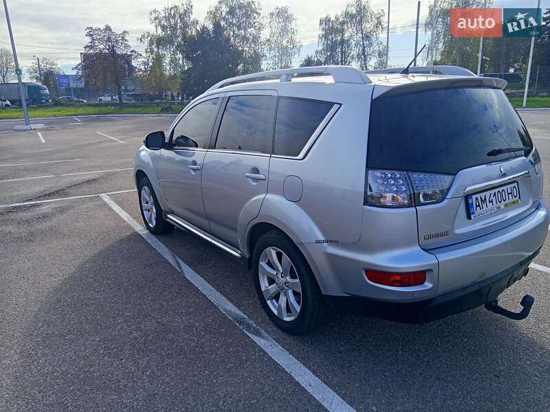 Позашляховик / Кросовер Mitsubishi Outlander XL 2010 в Житомирі